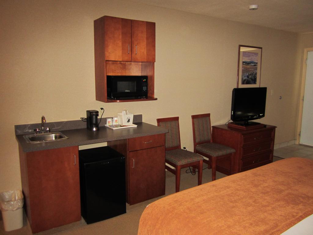 Super 8 By Wyndham Fort Nelson Bc Exterior foto